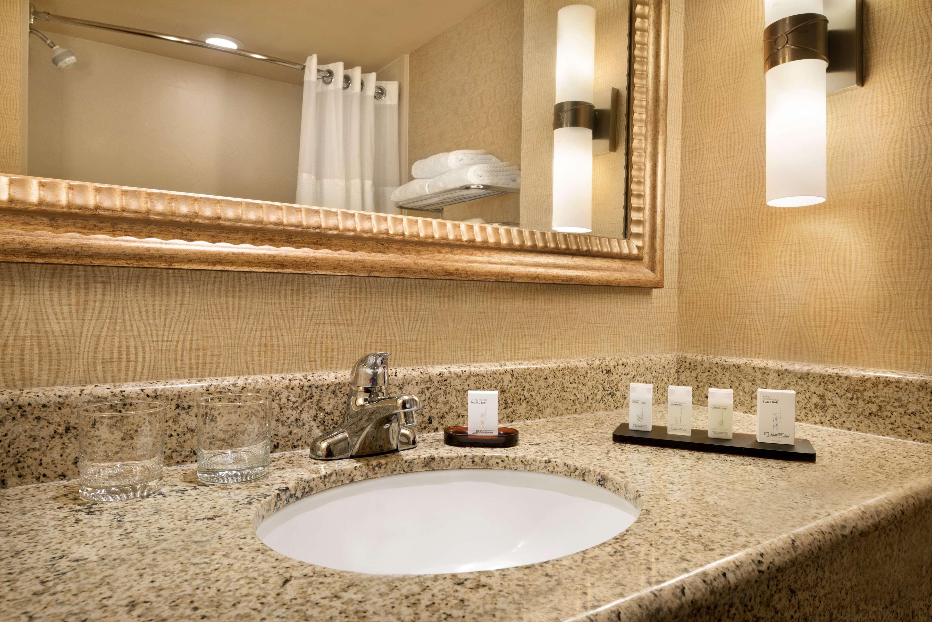 Embassy Suites East Peoria Hotel And Riverfront Conference Center מראה חיצוני תמונה