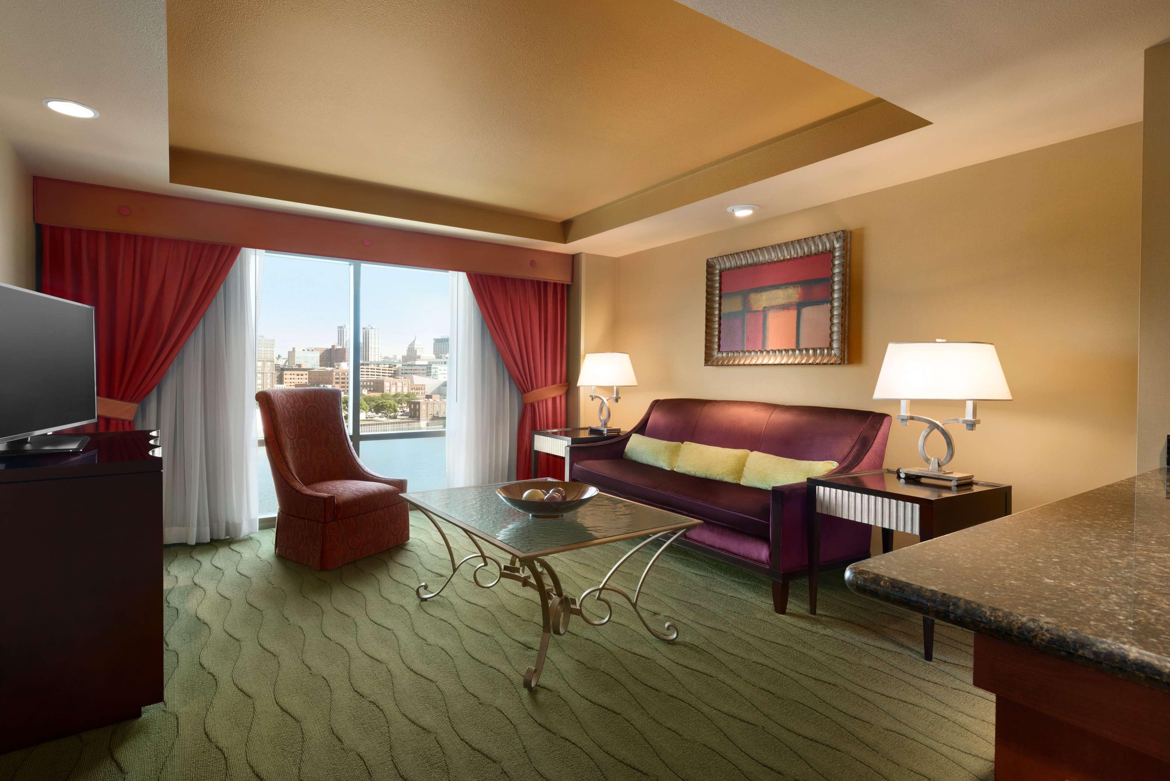 Embassy Suites East Peoria Hotel And Riverfront Conference Center מראה חיצוני תמונה