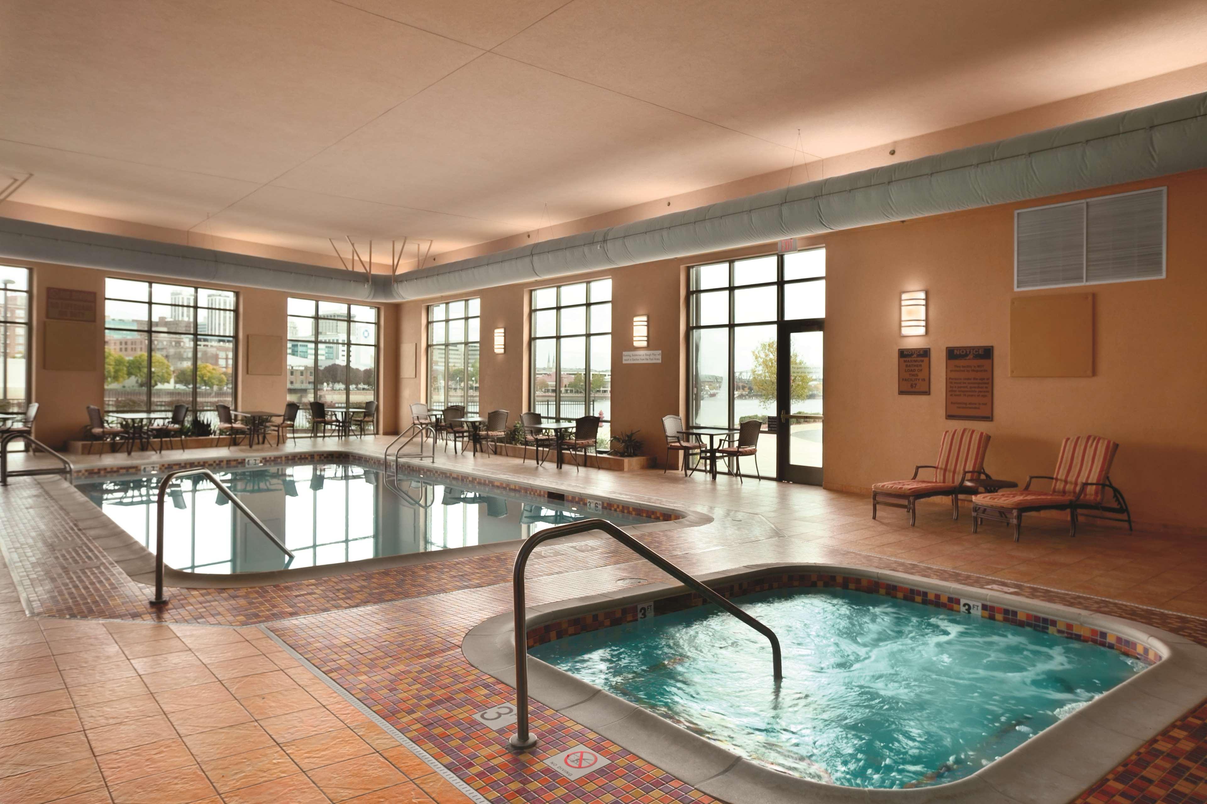 Embassy Suites East Peoria Hotel And Riverfront Conference Center מראה חיצוני תמונה