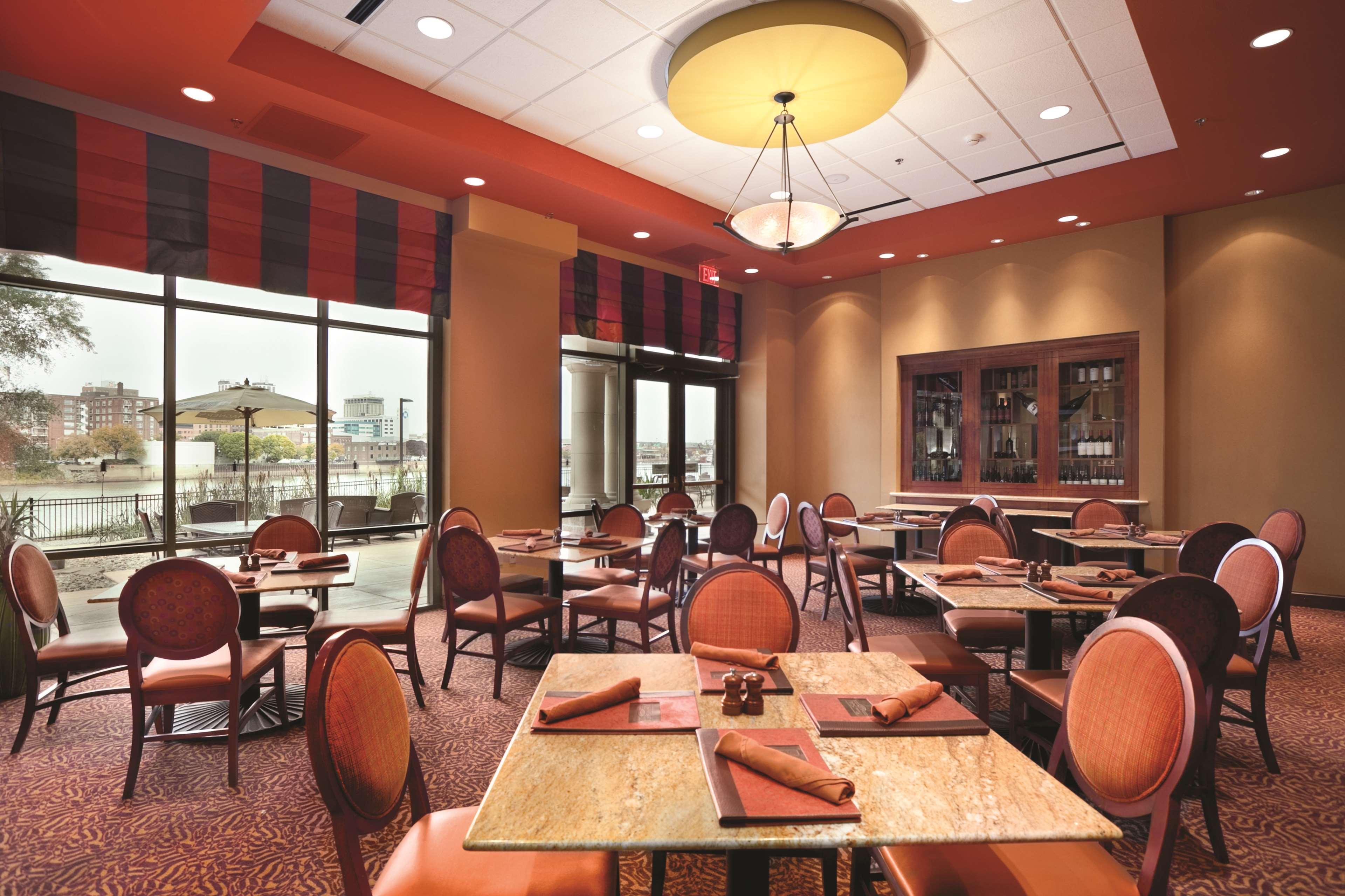 Embassy Suites East Peoria Hotel And Riverfront Conference Center מסעדה תמונה