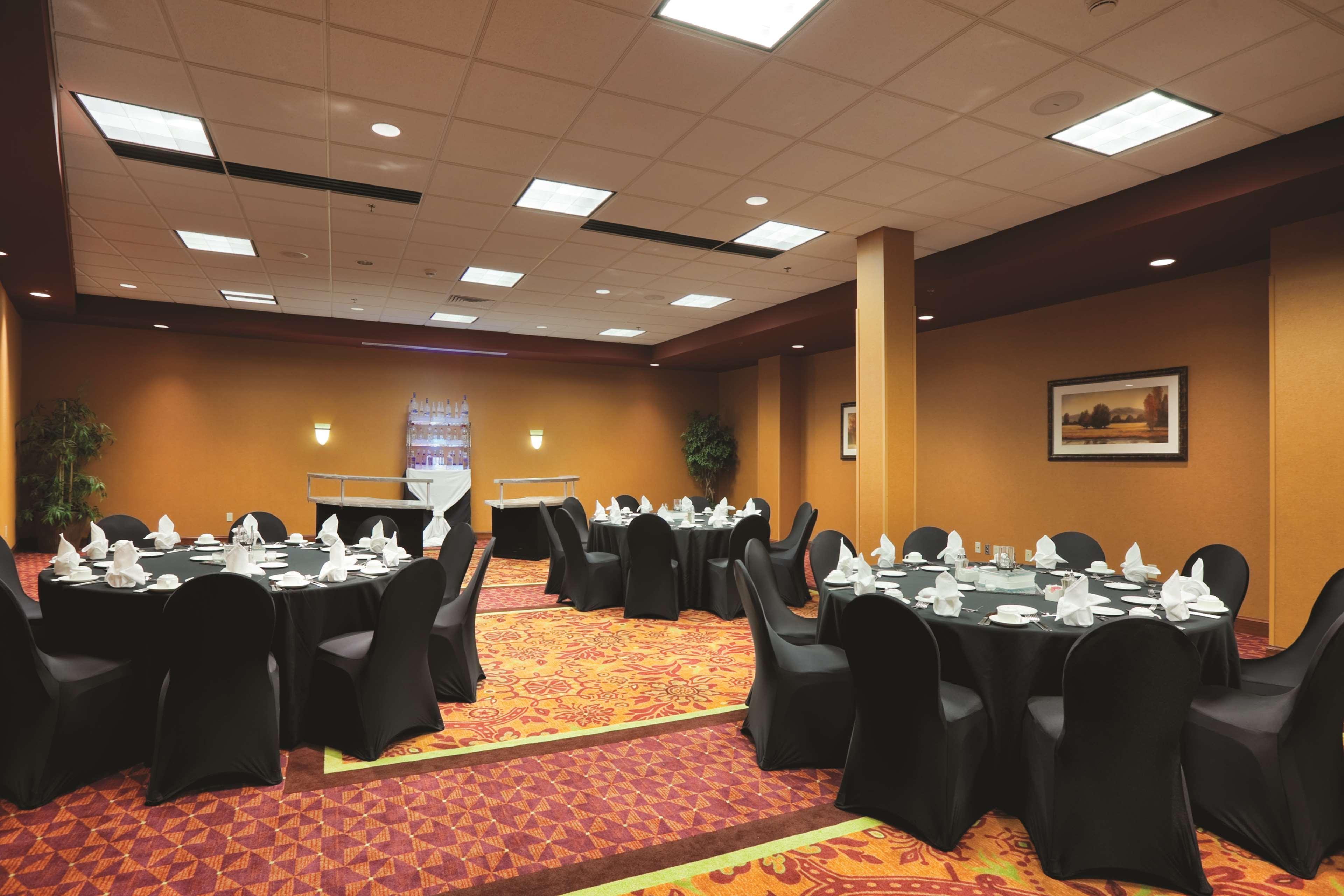 Embassy Suites East Peoria Hotel And Riverfront Conference Center מסעדה תמונה