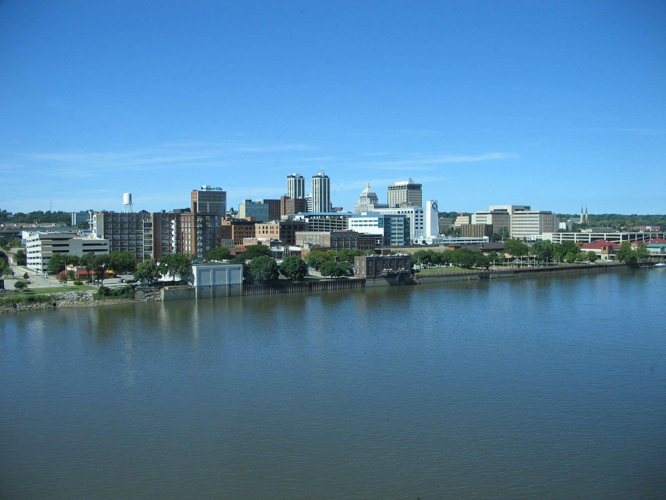 Embassy Suites East Peoria Hotel And Riverfront Conference Center מראה חיצוני תמונה