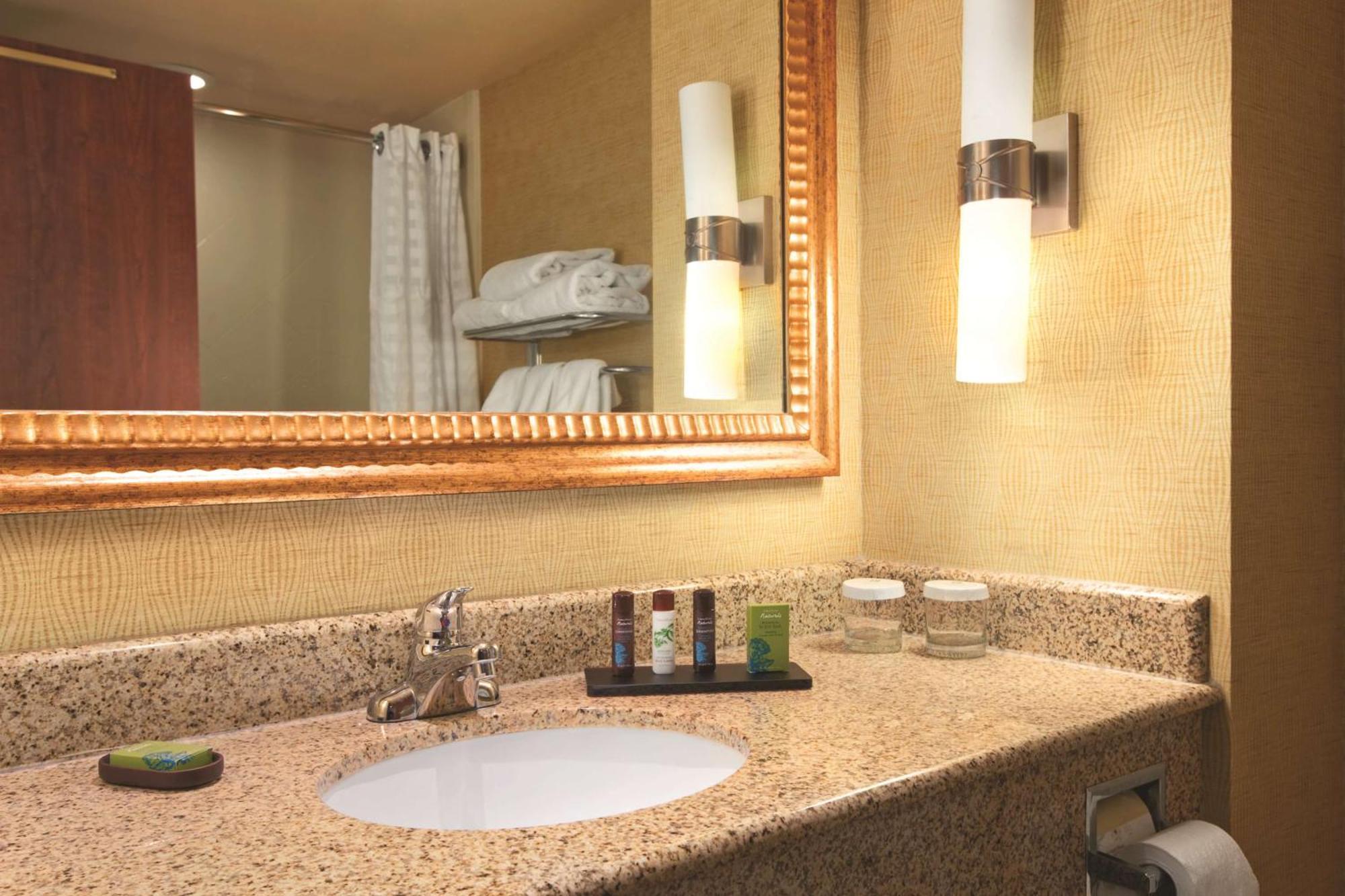 Embassy Suites East Peoria Hotel And Riverfront Conference Center מראה חיצוני תמונה