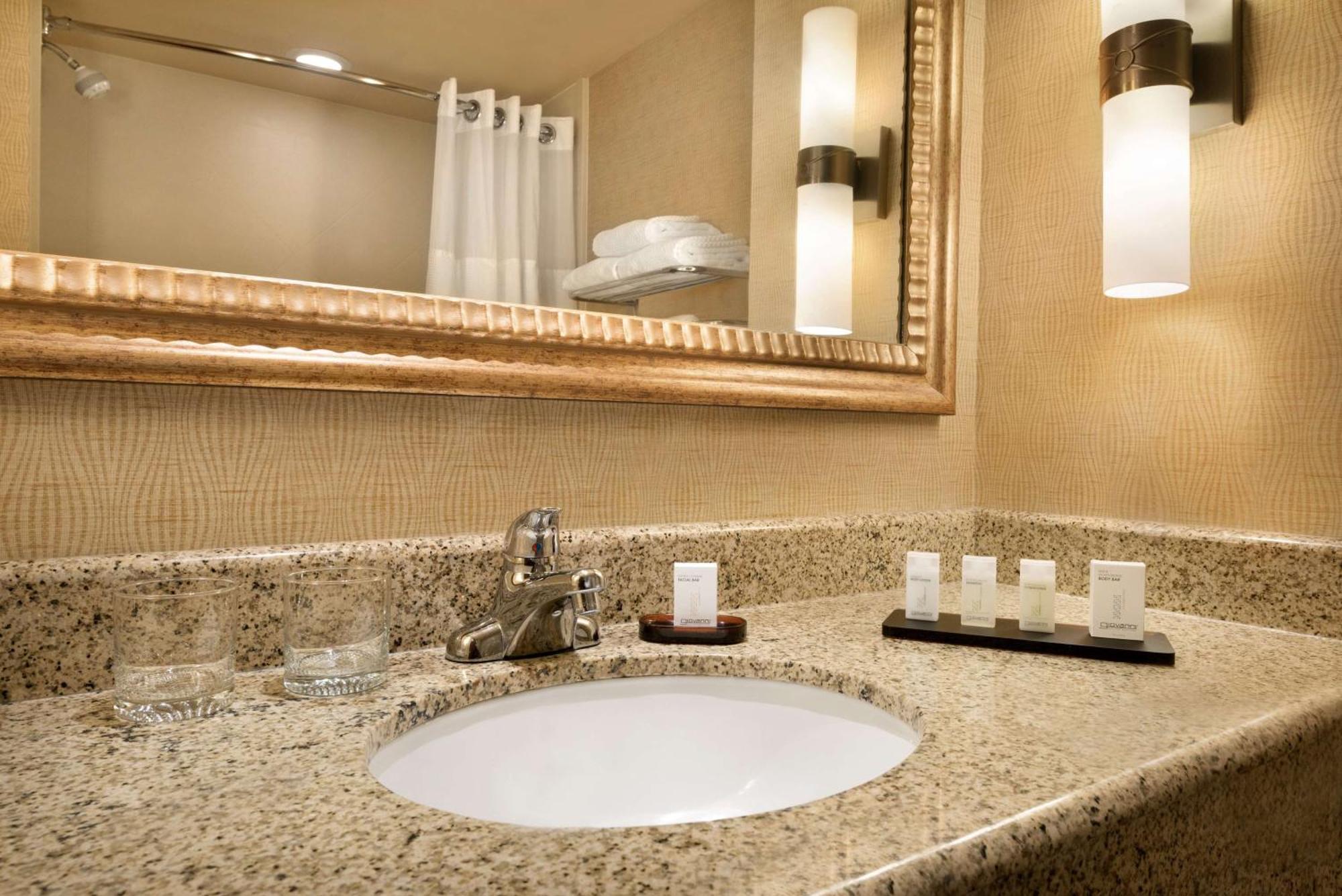 Embassy Suites East Peoria Hotel And Riverfront Conference Center מראה חיצוני תמונה
